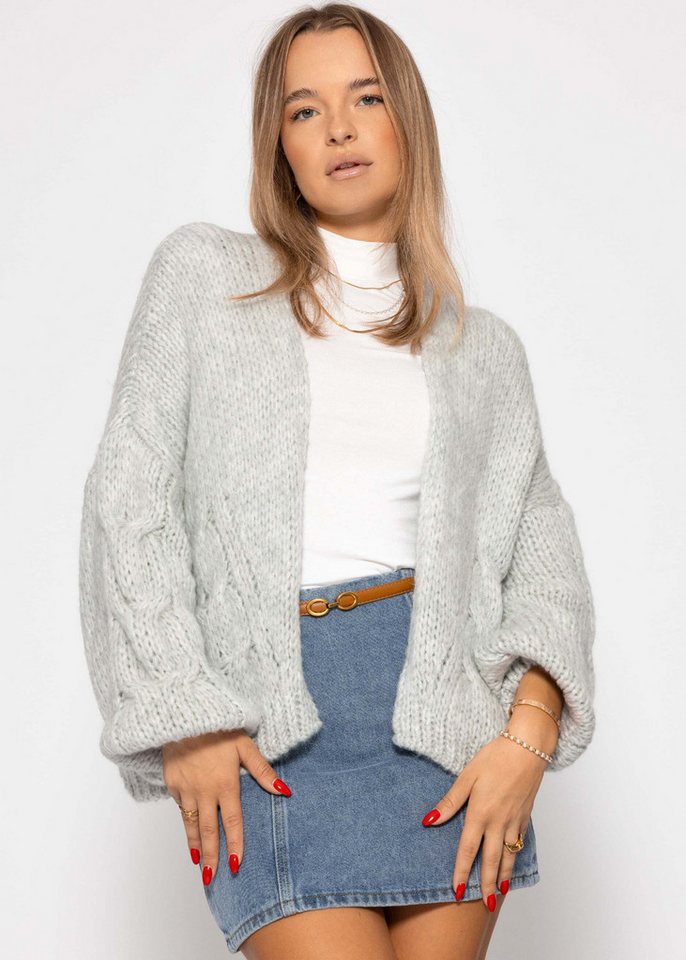SASSYCLASSY Cardigan Oversize Cardigan mit Zopfmuster-Detail für Damen Kuschelige Strickjacke im offenem Schnitt mit Rippbündchen Hellgrau von SASSYCLASSY