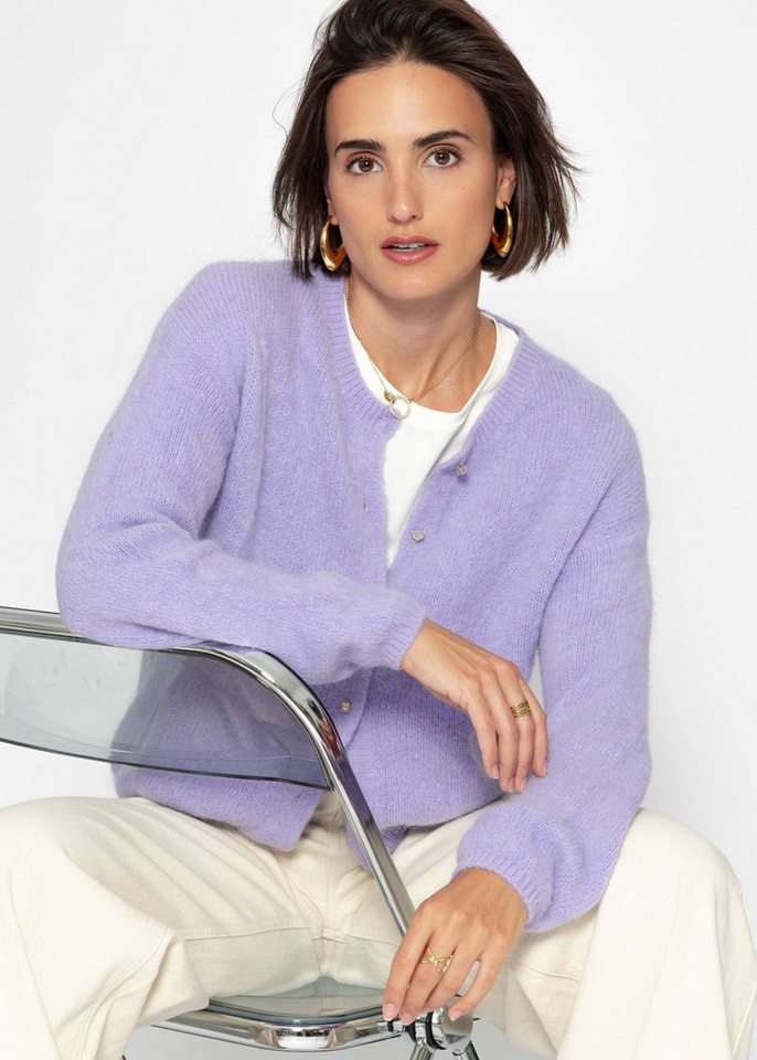 SASSYCLASSY Cardigan Weicher Strickcardigan mit Zierknöpfen für Damen Flauschige Strickjacke mit Rundhalsuasschnitt Flieder Grau Violett von SASSYCLASSY