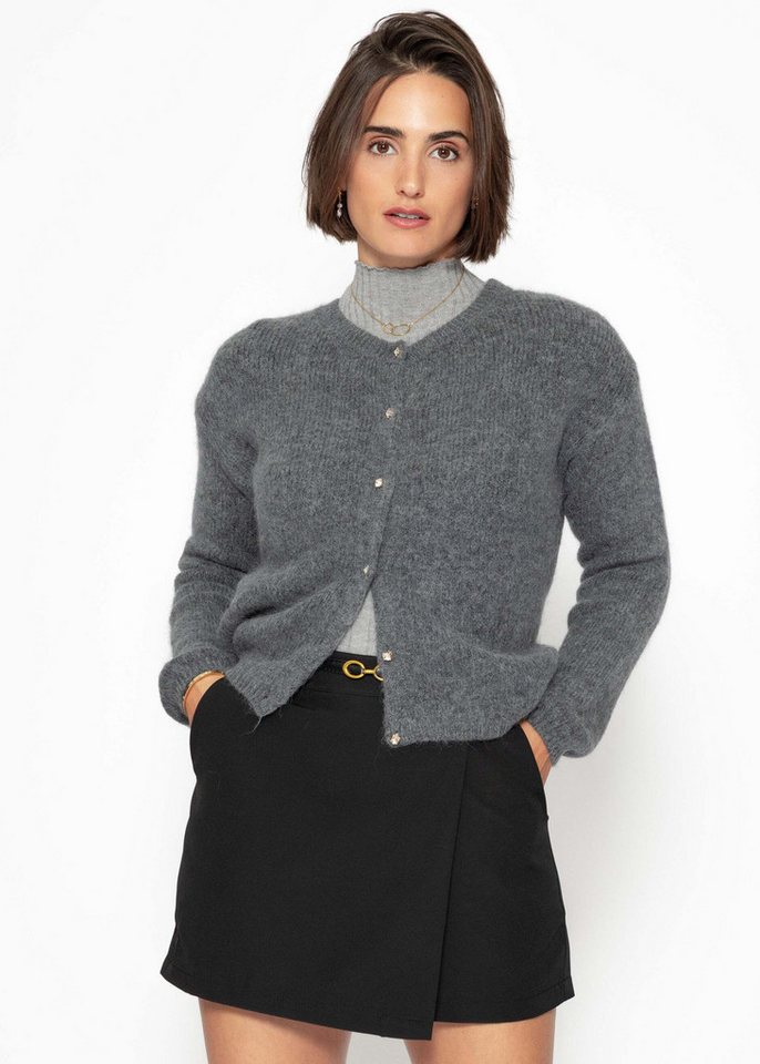 SASSYCLASSY Cardigan Weicher Strickcardigan mit Zierknöpfen für Damen Flauschige Strickjacke mit Rundhalsuasschnitt Flieder Grau Violett von SASSYCLASSY