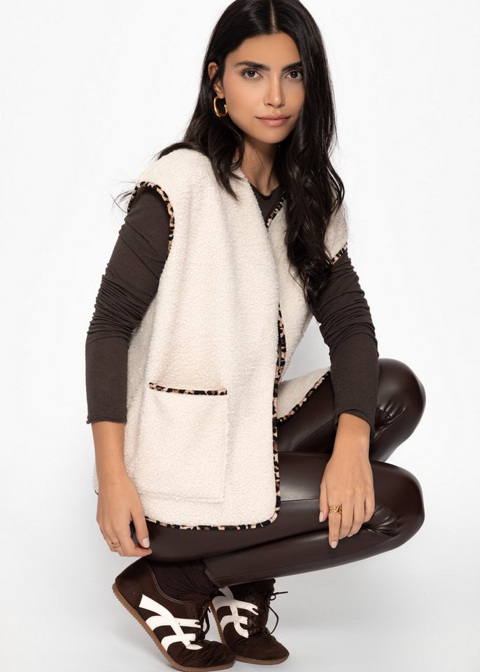 SASSYCLASSY Kurzweste Teddy-Weste mit Leo-Rand für Damen Weiche Weste mit Kontrastdetails und aufgesetzten Taschen Beige von SASSYCLASSY