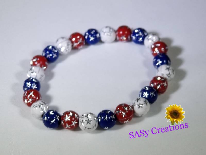 Handgemachte Rote, Weiße Und Blaue Perlen Mit Silber Sterne Stretch Armband Handgemachte Rote, Weiße Und Blaue Perlen Mit Silber Sterne Stretch Armband von SASyCreationsNGifts