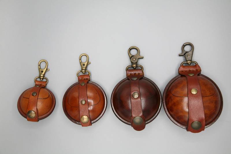 Cognac-Farbene Ledergeldbörse Schlüsselanhänger Aus Geformtem Hartleder Cognac-Farbene Ledergeldbörse Schlüsselanhänger Aus Geformtem Hartleder von SATCHELZ