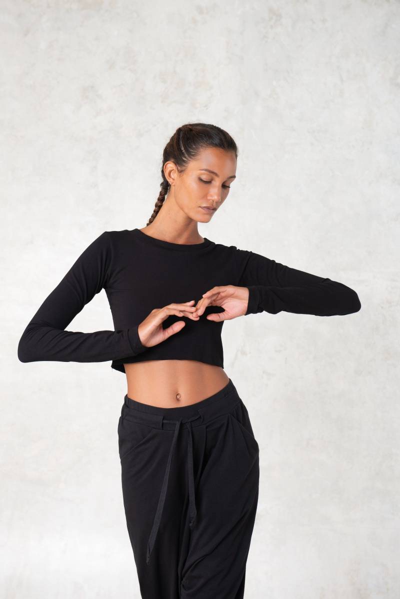 Bambus Lycra Schwarz Crop Top, Lange Ärmel von SATICREATION