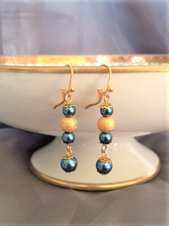 Blau Und Gold Star Bestäubt Strukturierten Metall Perlenohrringe; Blaue Perle Ohrringe; Ohrringe von SAWDesignsByStacie