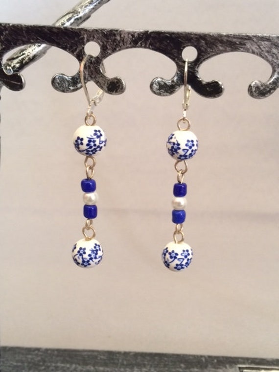 Blau Und Weiß Floral Silber Baumschmuck Ohrringe; Perlen Blume Handgefertigte Schmuck Geschenk Blau Und Weiß Floral Silber Baumschmuck Ohrringe; Perlen Blume Handgefertigte Schmuck Geschenk von SAWDesignsByStacie