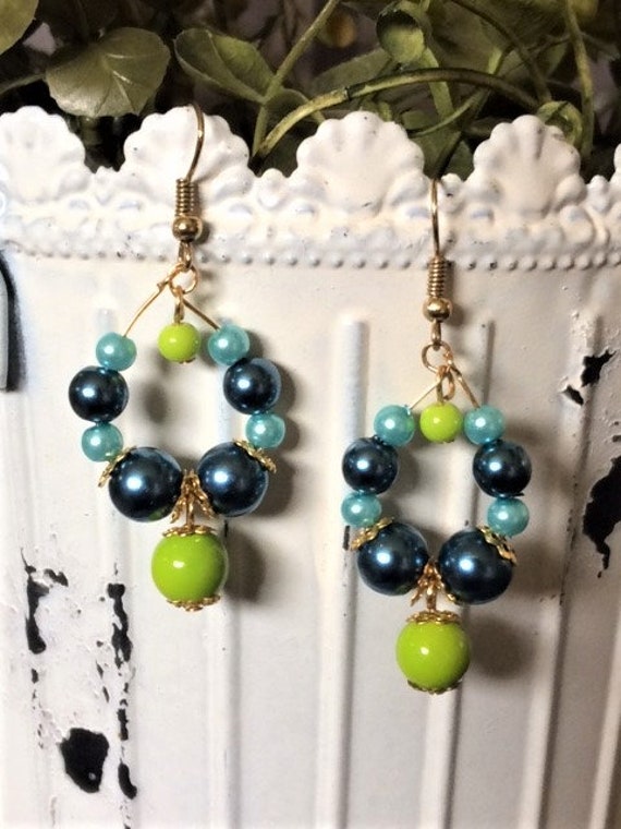 Blaue Und Grüne Perle Gold Creolen; Ohrringe; Blau Grün Ohrringe von SAWDesignsByStacie