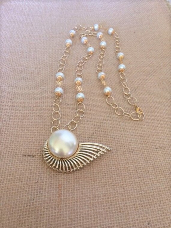 Gold Und Weißem Glas Perle Upcycled Ahle Lange Halskette; Lange Perlenkette; Goldkette von SAWDesignsByStacie