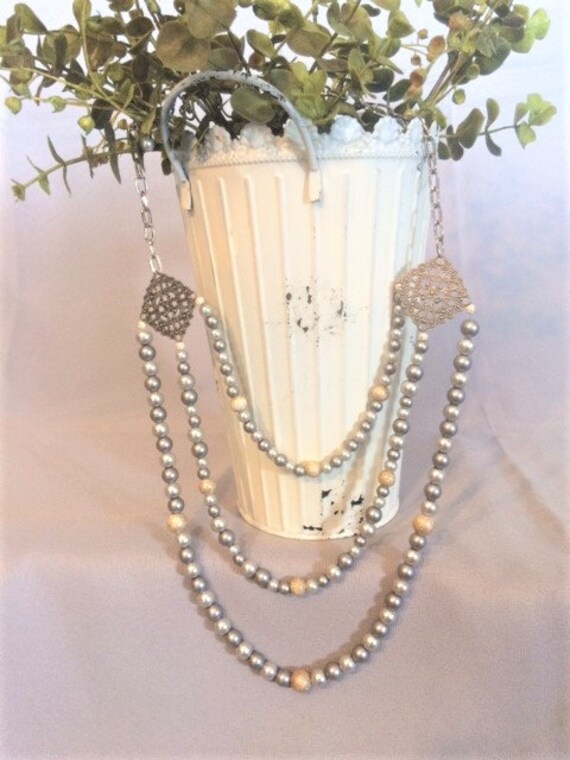 Grau Und Silber Filigrane Perlen 5-strang Kollier; Filigrane Halskette; Multi-strang Perlenkette Grau Und Silber Filigrane Perlen 5-strang Kollier; Filigrane Halskette; Multi-strang Perlenkette von SAWDesignsByStacie