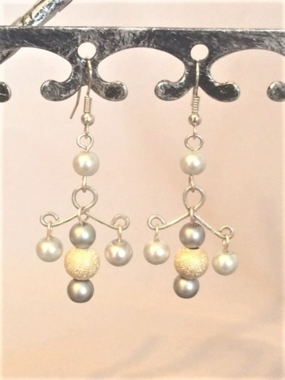 Grau Und Silber Gehämmert Perldraht Kronleuchter Ohrringe; Perle Gehämmert Ohrringe Grau Und Silber Gehämmert Perldraht Kronleuchter Ohrringe; Perle Gehämmert Ohrringe von SAWDesignsByStacie