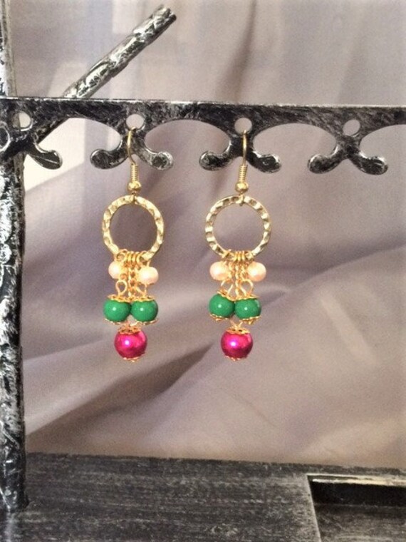 Grün, Rosa Und Fuschia Pearl Gold Gehämmert Ohrringe; Creolen; Perle Hoop Creolen von SAWDesignsByStacie