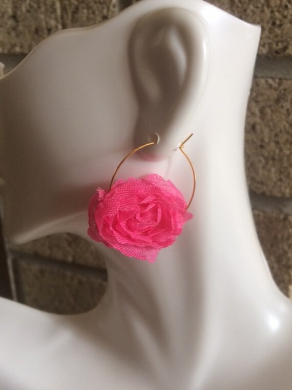 Hot Pink Vintage Lace Flower Hoop Ohrringe; Spitzen Blenden Boho Hochzeits-Ohrringe; Blumenhoop-Ohrringe von SAWDesignsByStacie