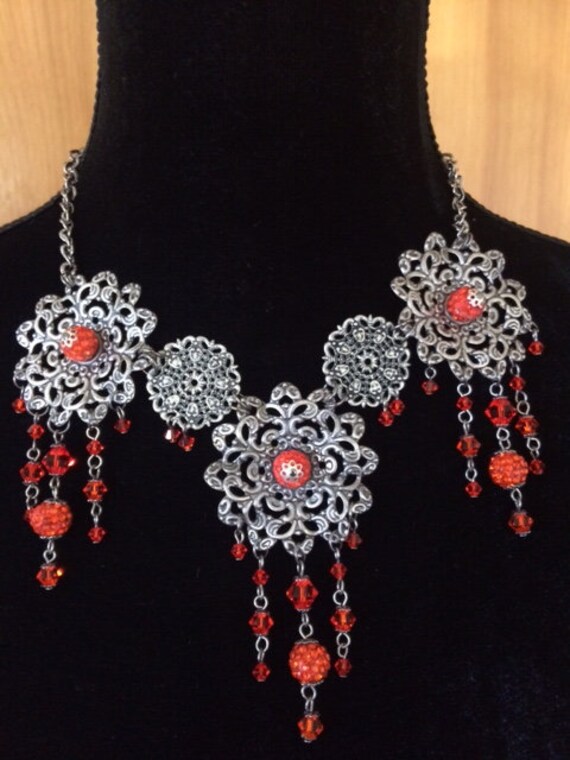 Kristall Lätzchen Halskette; Feuer Orange Und Antik Silber Blume Statement Filigrane Halskette Kristall Lätzchen Halskette; Feuer Orange Und Antik Silber Blume Statement Filigrane Halskette von SAWDesignsByStacie
