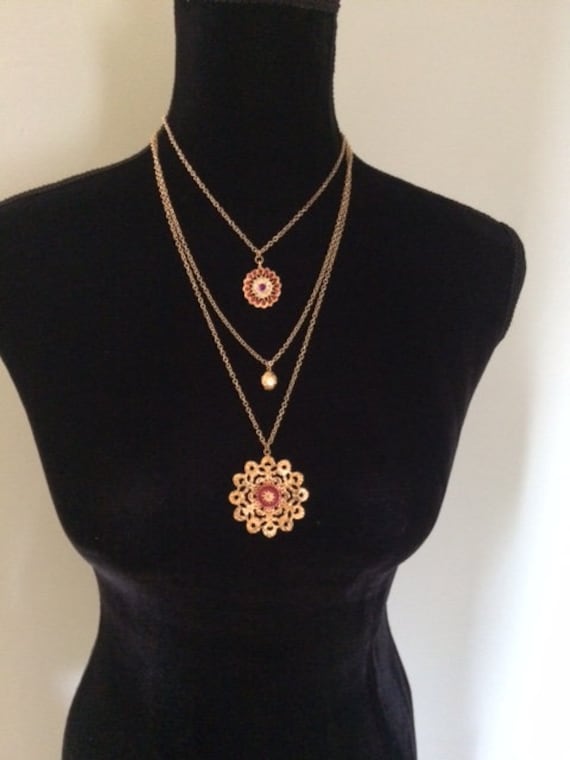 Lange Rosa Multi-Strang Blume Halskette; 3 Strang Gold Geschichtete Statement Halskette von SAWDesignsByStacie