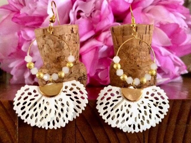 Leder-Fan Quaste Ohrringe; Kunstleder Weißer Fan Ohrring; Leder Statement Kristall Creolen Schmuck Geschenk Leder-Fan Quaste Ohrringe; Kunstleder Weißer Fan Ohrring; Leder Statement Kristall Creolen Schmuck Geschenk von SAWDesignsByStacie