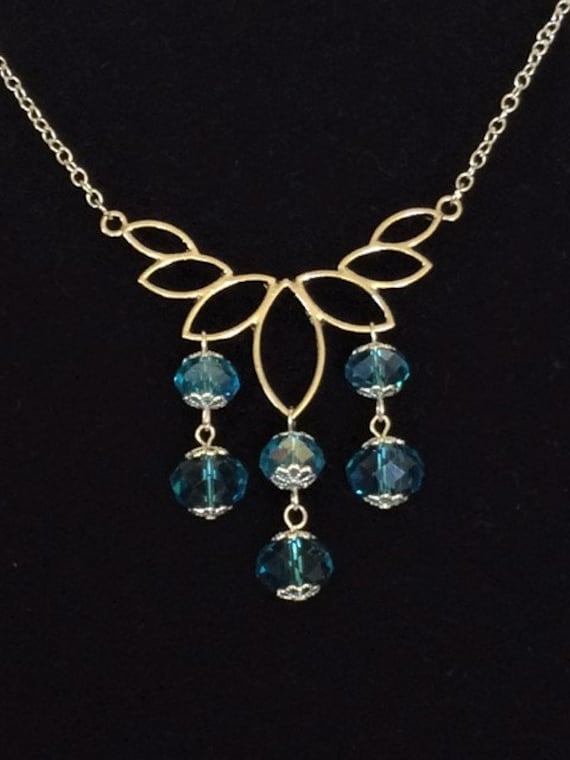 Lotus Blumenhalskette; Blumen-Halskette; Blauer Kristall Und Silber Blume Anhänger Kronleuchter Halskette; Floral Geschenke Für Sie von SAWDesignsByStacie