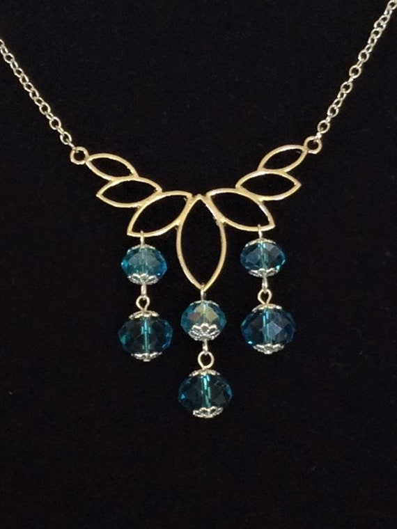 Lotus Blumenhalskette; Blumen-Halskette; Blauer Kristall Und Silber Blume Anhänger Kronleuchter Halskette; Floral Geschenke Für Sie von SAWDesignsByStacie