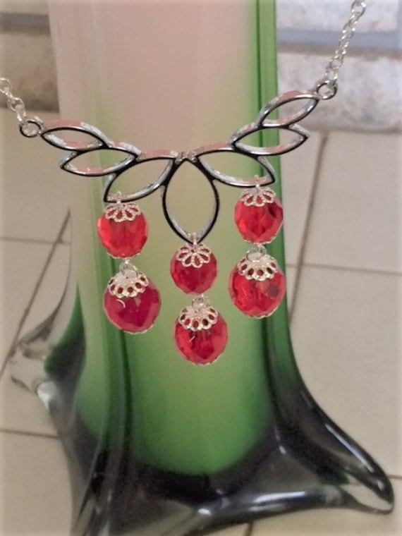 Lotus Blumenhalskette; Blumen-Halskette; Rote Kristall Und Silber Blume Anhänger Kronleuchter Halskette; Floral Geschenke Für Sie von SAWDesignsByStacie