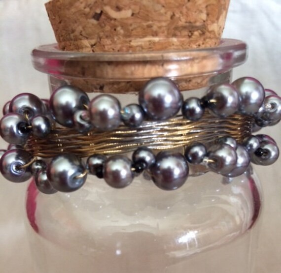 Perle Gewebt Armband; Graue Perlen Multi-strang-Armband; Handgemachte Geschenk; Grau Und Schwarz Geschenk Für Sie Perle Gewebt Armband; Graue Perlen Multi-strang-Armband; Handgemachte Geschenk; Grau Und Schwarz Geschenk Für Sie von SAWDesignsByStacie