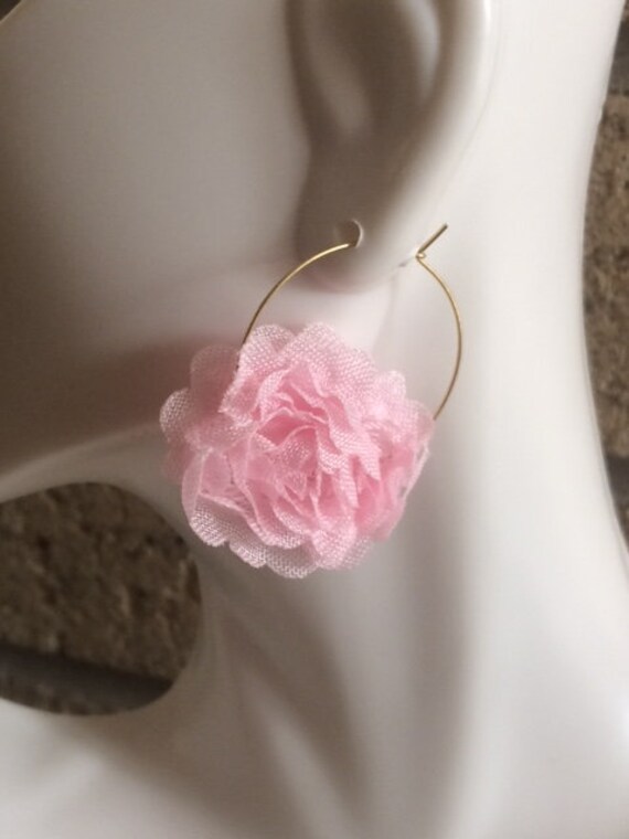 Pink Vintage Lace Flower Hoop Ohrringe; Spitzen Blenden Boho Hochzeits-Ohrringe; Blumenhoop-Ohrringe von SAWDesignsByStacie