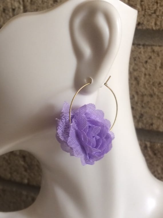 Purple Vintage Lace Flower Hoop Ohrringe; Spitzen Blenden Boho Hochzeits-Ohrringe; Blumenhoop-Ohrringe von SAWDesignsByStacie