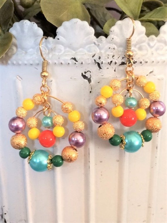 Regenbogen Farbige Perle Gold Doppel Hoop Ohrringe; Bunte Creolen; Mehrfarbige Perlen Creolen von SAWDesignsByStacie