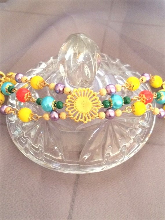 Regenbogen-Perlen-Perlen Gold Blume Multi-strang-Armband; Perle Armband; Regenbogen Buntes Armband von SAWDesignsByStacie