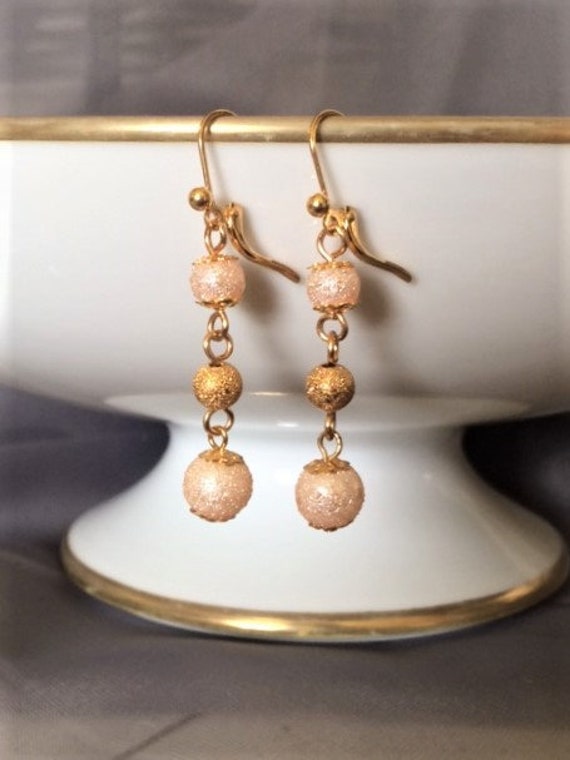 Rosa Perlen Und Gold Star Bestäubt Strukturierten Metall Perlenohrringe; Perle Ohrringe; Ohrringe von SAWDesignsByStacie