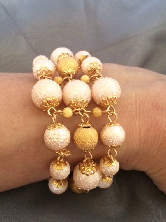 Rosa Strukturierte Perlen Und Gold Stern Entstaubt Metall 3-Strang-Armband; Perle Multi-Strang-Armband; Perlenarmband von SAWDesignsByStacie