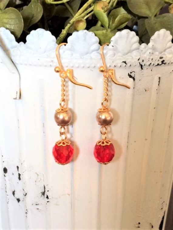 Rote Kristall Und Lila/Rosa Perle Gold Ohrringe; Rot Rosa Crystal Baumeln von SAWDesignsByStacie