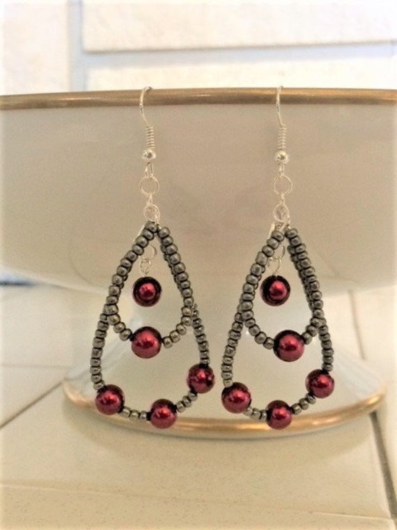 Rote Perle Und Silberner Perlen Boho Hoop Ohrringe; Rot Silber Chandelier Ohrringe von SAWDesignsByStacie