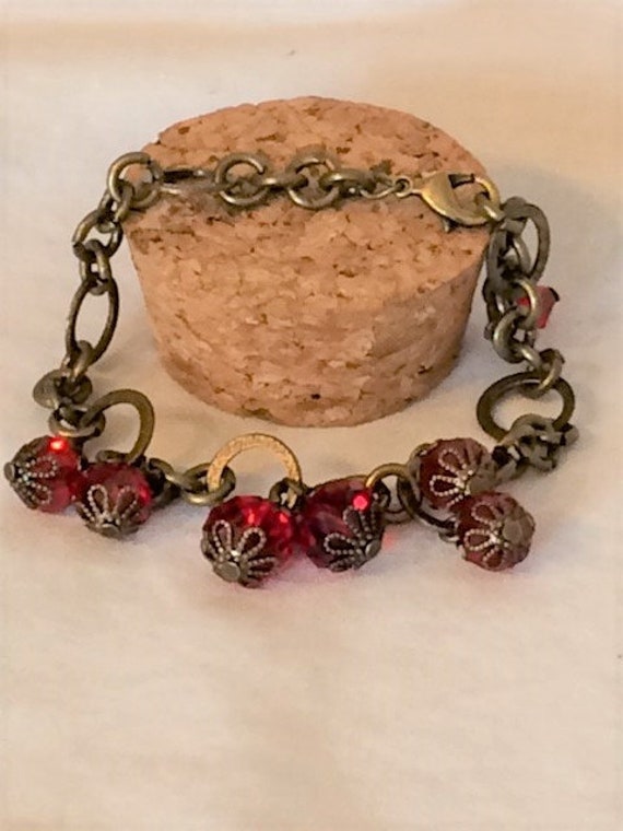 Rubin Rot Und Antik Gold Kristall Charm Armband Baumeln Kette Rubin Rot Und Antik Gold Kristall Charm Armband Baumeln Kette von SAWDesignsByStacie