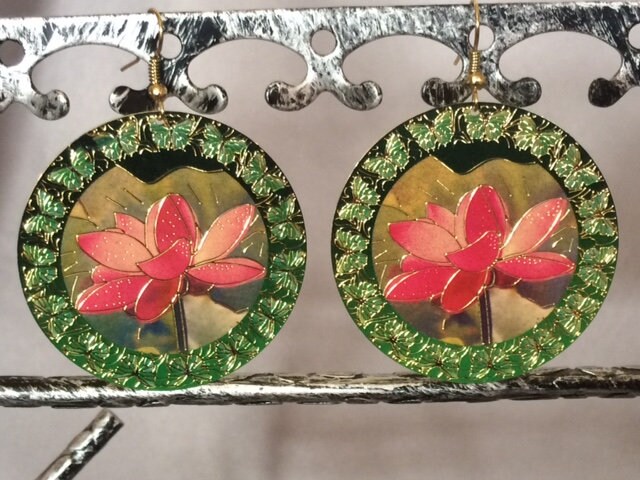 Smaragd Grün Und Rosa Blumenohrringe; Laser-Cut Ohrringe; Ohrhänger, Filigrane Ohrringe, Statement von SAWDesignsByStacie