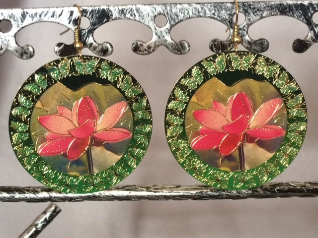 Smaragd Grün Und Rosa Blumenohrringe; Laser-Cut Ohrringe; Ohrhänger, Filigrane Ohrringe, Statement von SAWDesignsByStacie