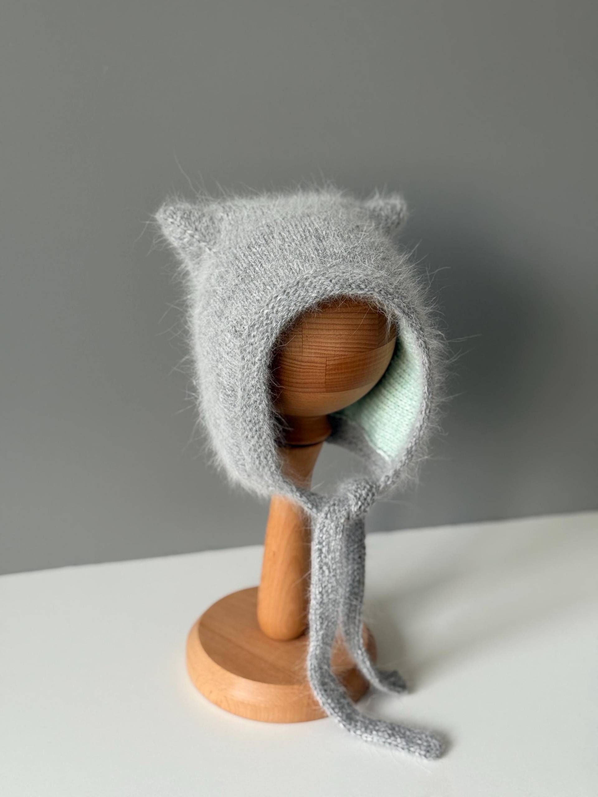 Fluffy Angora Wool Bonnet With Cute Kitten Ears & A Soft, Warm Lining von SAknitwear