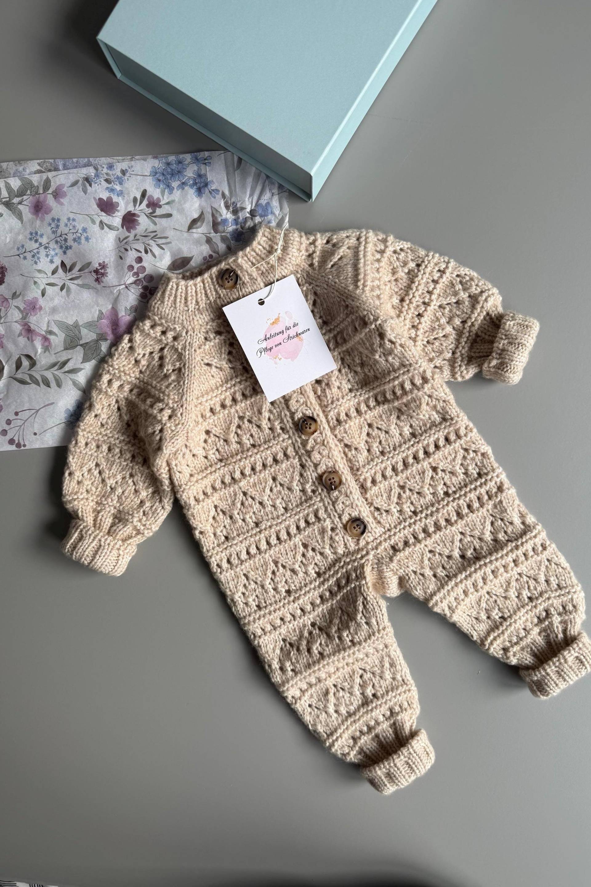 Handmade Baby Romper - Soft Knit Jumpsuit Natural Yarn Newborn 1-3 Months von SAknitwear