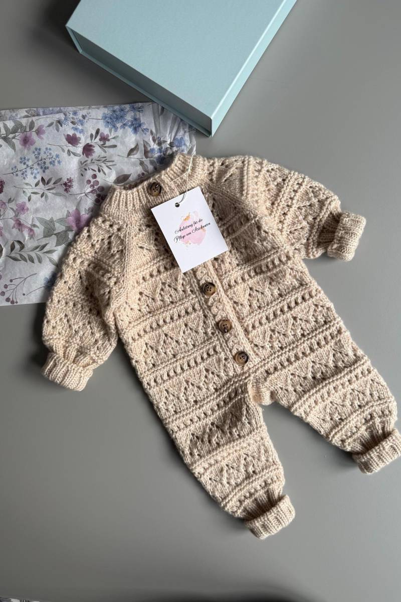 Handmade Baby Romper - Soft Knit Jumpsuit Natural Yarn Newborn 1-3 Months von SAknitwear