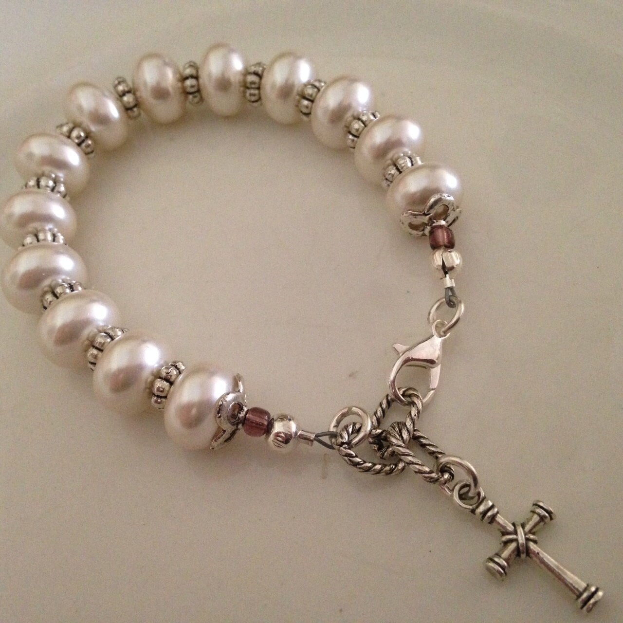 Christlicher Schmuck/Perlenarmband/Kreuz Armband/Christliches Geschenk/Kreuz Bettelarmband/Geschenk/Weißer Perlenschmuck Christlicher Schmuck/Perlenarmband/Kreuz Armband/Christliches Geschenk/Kreuz Bettelarmband/Geschenk/Weißer Perlenschmuck von SBEC