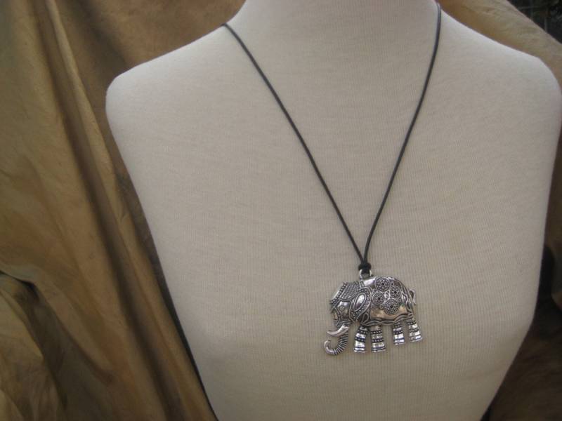 Elefant Anhänger Halskette Elefant Anhänger Halskette von SBEC