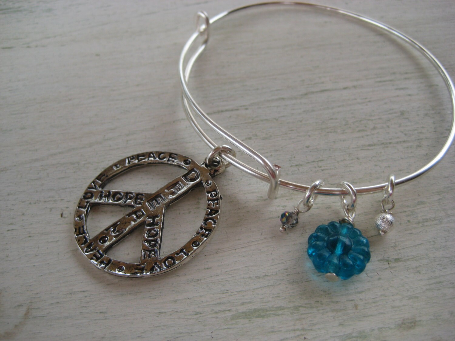 Frieden-Bettelarmband Mit Einem Bunten Blumenperle Frieden-Bettelarmband Mit Einem Bunten Blumenperle von SBEC