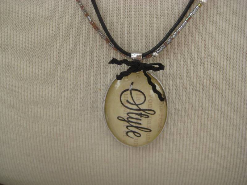 Halskette Mit Vintage-Vibe Und Eine Schwarze Schleife Halskette Mit Vintage-Vibe Und Eine Schwarze Schleife von SBEC