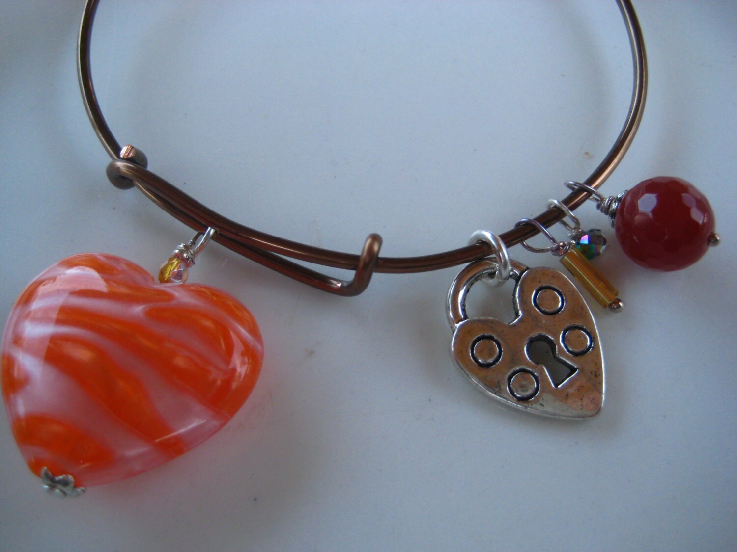 Herz Charm Armband Auf Verstellbaren Kupferdraht Herz Charm Armband Auf Verstellbaren Kupferdraht von SBEC