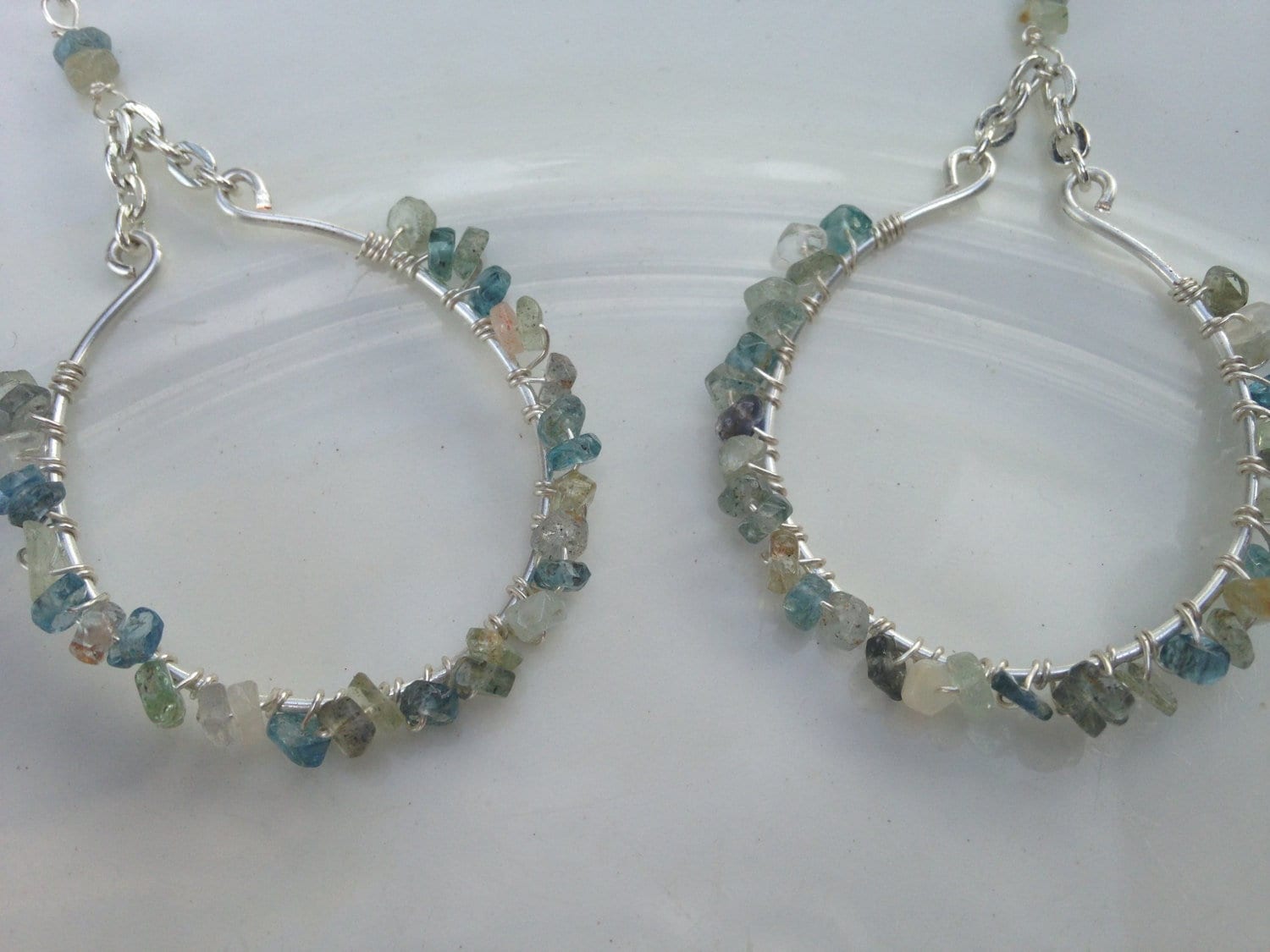 Hoop Ohrringe Mit Multi Aquamarin Edelstein Perlen Hoop Ohrringe Mit Multi Aquamarin Edelstein Perlen von SBEC