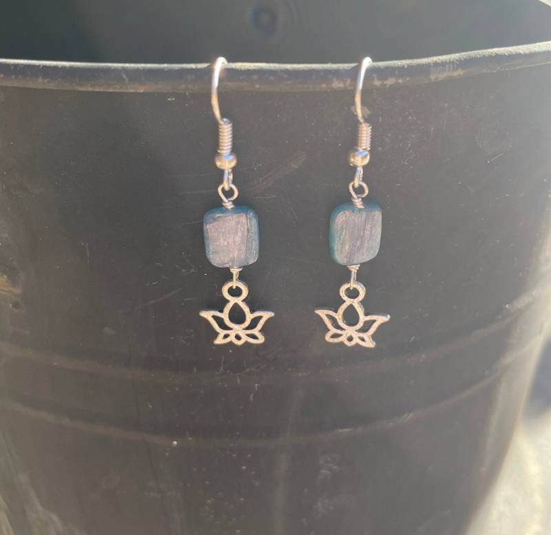 Lotus Blume Ohrringe/Kyanit Ohrringe/Blumen Schmuck/Heilung Kyanit Schmuck/Geschenk Lotus Blume Ohrringe/Kyanit Ohrringe/Blumen Schmuck/Heilung Kyanit Schmuck/Geschenk von SBEC
