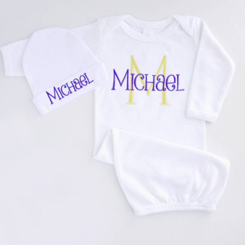 Personalisierte Neugeborenen Layette Und Hut Set - Baby Säugling Schläfer Geschenk Lsu College Fußball Mädchen Junge Blau Rosa Personalisierte Neugeborenen Layette Und Hut Set - Baby Säugling Schläfer Geschenk Lsu College Fußball Mädchen Junge Blau Rosa von SBMonograms