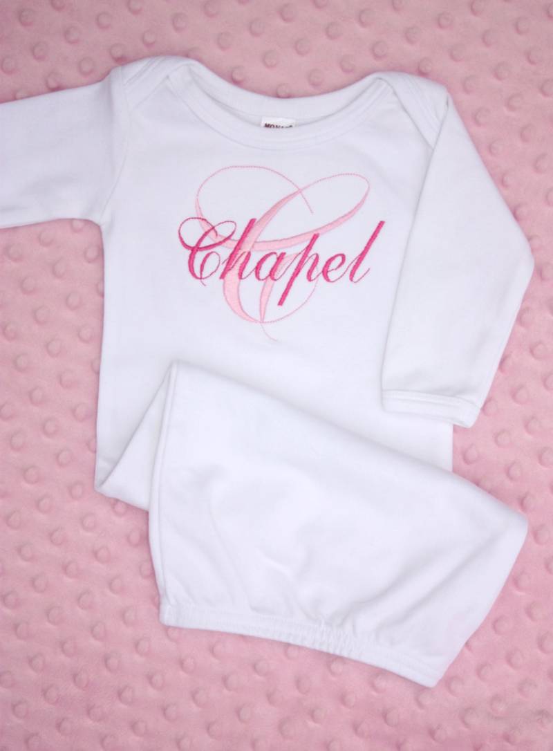 Personalisiertes Gesticktes Monogramm-Neugeborenen-Baby-Rosa-, Weiß- Oder Blauschlafsack-Kleid - Layette Schläfer Geschenk Take Home Outfit von SBMonograms