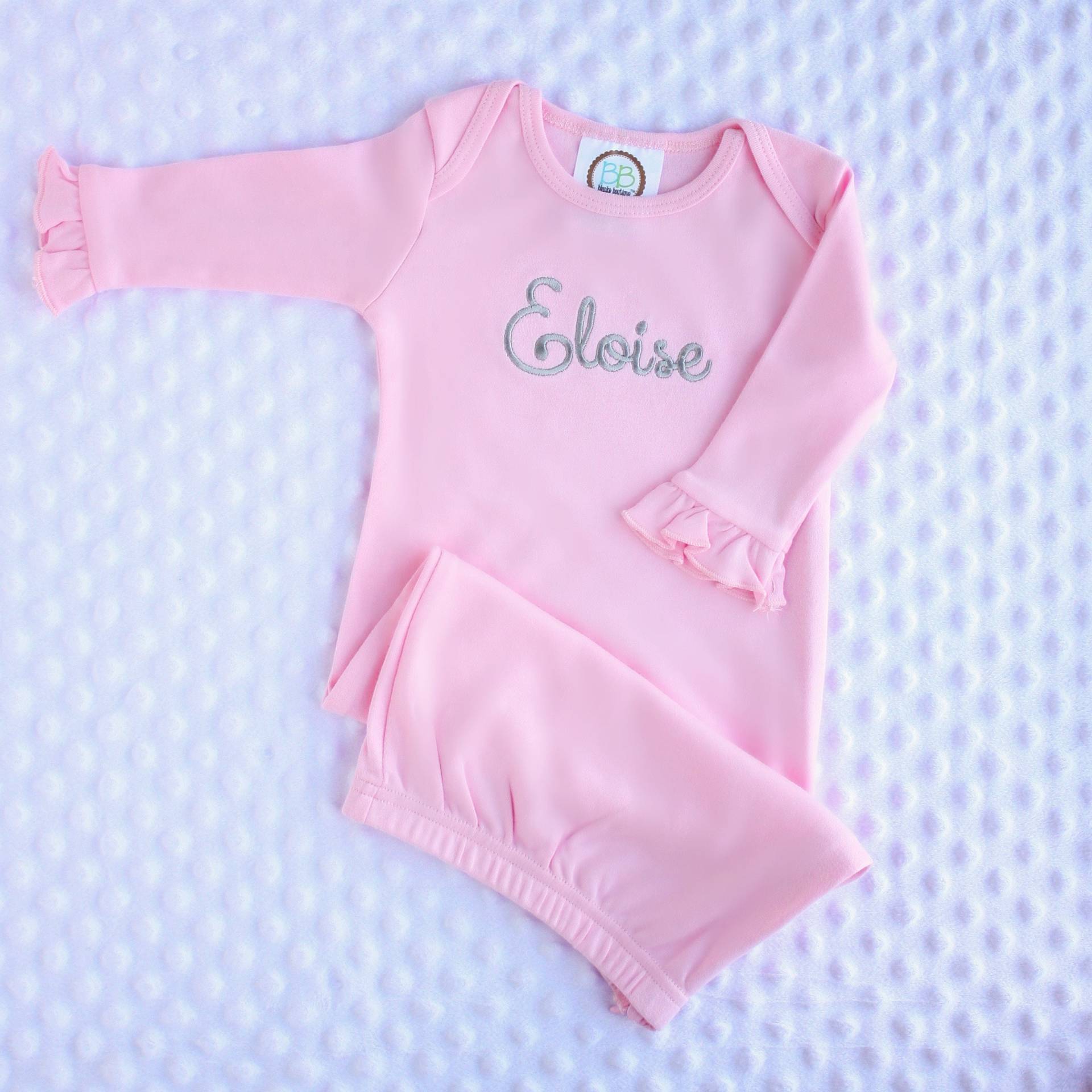 Personalisiertes Gesticktes Monogramm-Neugeborenen-Baby-Rosa-, Weiß- Oder Blauschlafsack-Kleid - Layette Schläfer Geschenk Take Home Outfit Personalisiertes Gesticktes Monogramm-Neugeborenen-Baby-Rosa-, Weiß- Oder Blauschlafsack-Kleid - Layette Schläfer Geschenk Take Home Outfit von SBMonograms