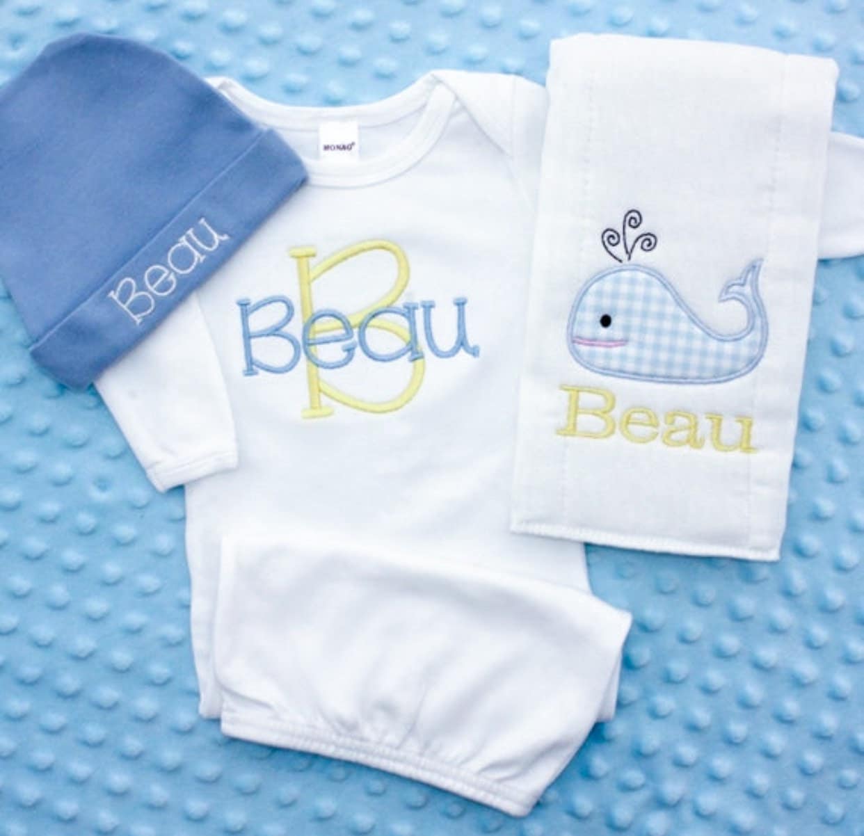Personalisiertes Monogrammiertes Neugeborenes Baby Rosa, Gelb Oder Blau Schlafsack Kleid - Layette Sleeper Geschenk Personalisiertes Monogrammiertes Neugeborenes Baby Rosa, Gelb Oder Blau Schlafsack Kleid - Layette Sleeper Geschenk von SBMonograms
