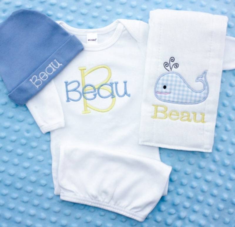 Personalisiertes Monogrammiertes Neugeborenes Baby Rosa, Gelb Oder Blau Schlafsack Kleid - Layette Sleeper Geschenk Personalisiertes Monogrammiertes Neugeborenes Baby Rosa, Gelb Oder Blau Schlafsack Kleid - Layette Sleeper Geschenk von SBMonograms