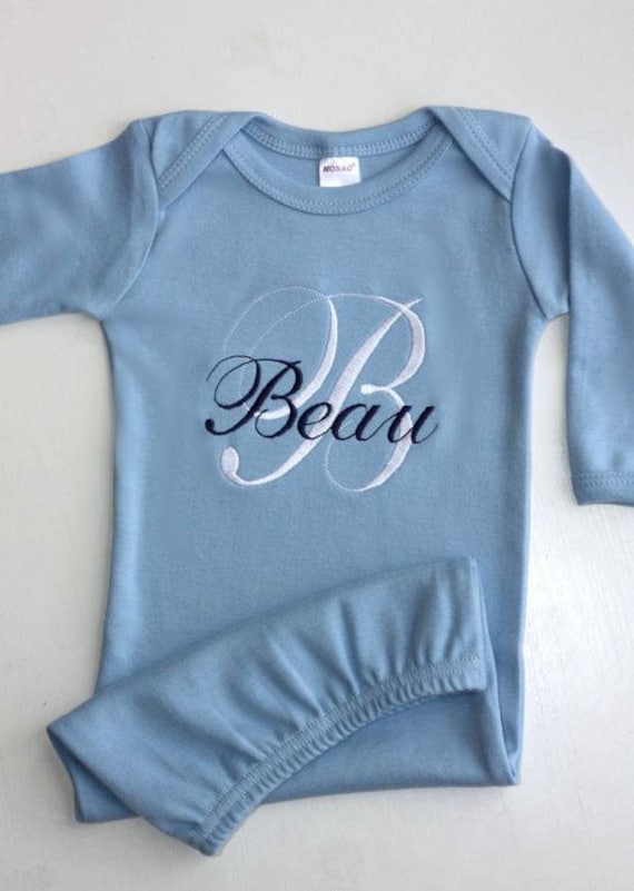 Personalisiertes Monogrammiertes Neugeborenes Baby Rosa, Gelb Oder Blau Schlafsack Kleid - Layette Sleeper Personalisiertes Monogrammiertes Neugeborenes Baby Rosa, Gelb Oder Blau Schlafsack Kleid - Layette Sleeper von SBMonograms