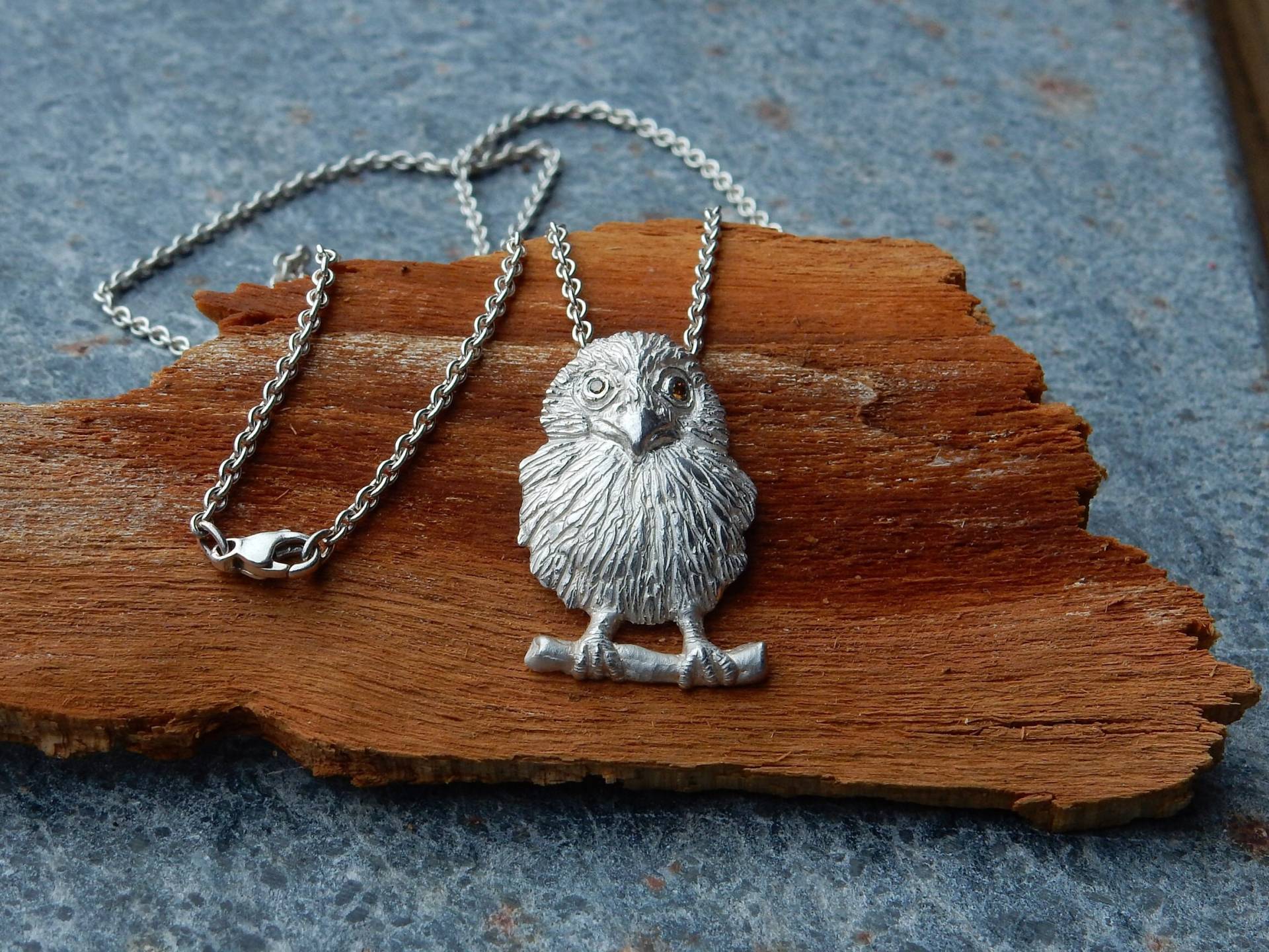 Eulenschwalm Mit Cognacfarbenem Brillanten, Von Hand Modellierter, Gegossener Massiver Silberner Anhänger von SBSchmuck